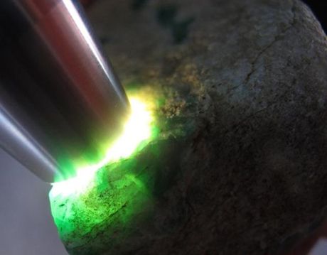 Đèn pin soi đá quý